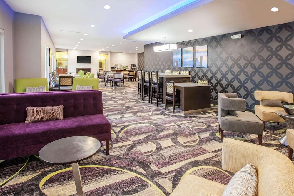 La Quinta Inn & Suites by Wyndham Elkhart photo 10