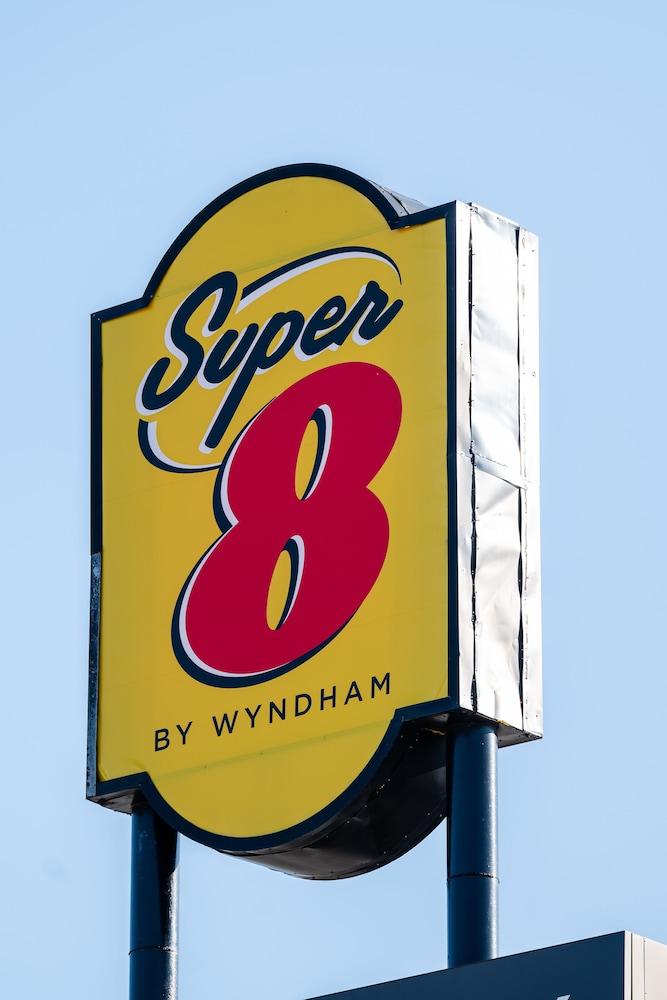Super 8 by Wyndham Germantown/Milwaukee photo 29