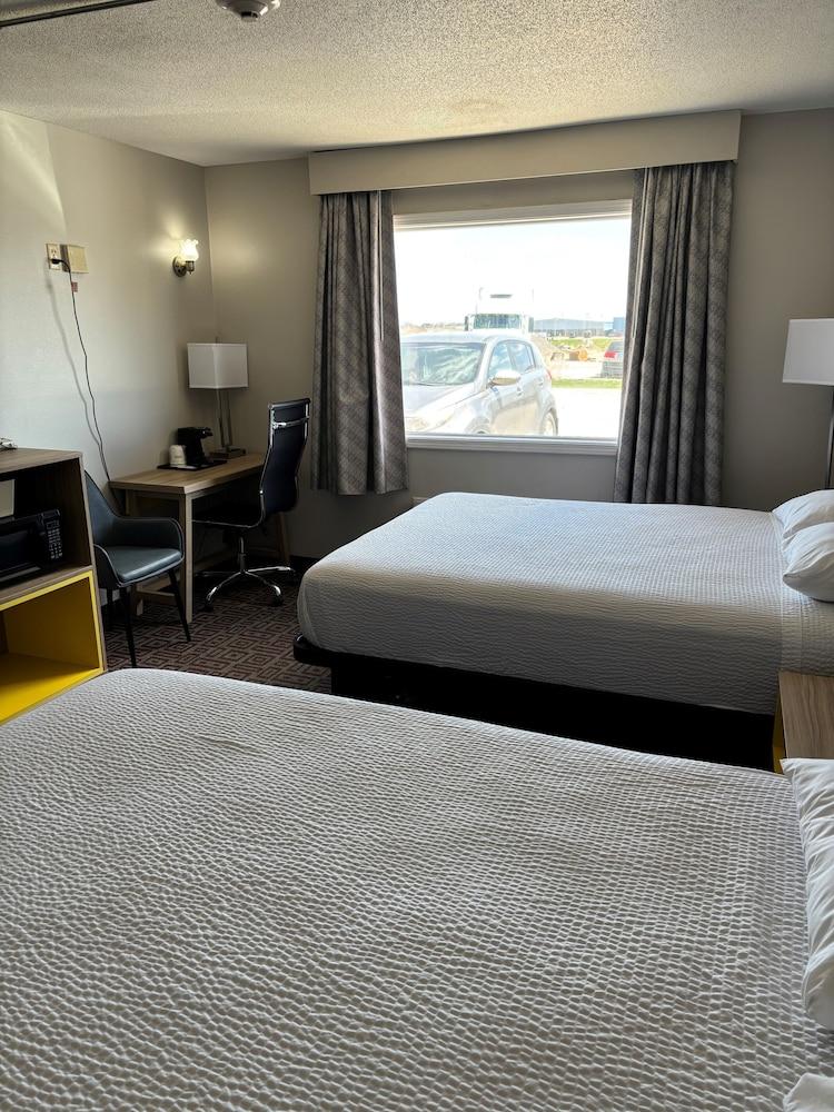 Days Inn by Wyndham West Branch Iowa City Area photo 9