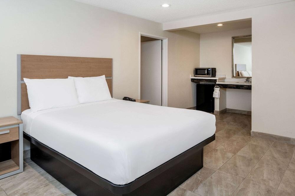 Super 8 by Wyndham Bakersfield Ca photo 18