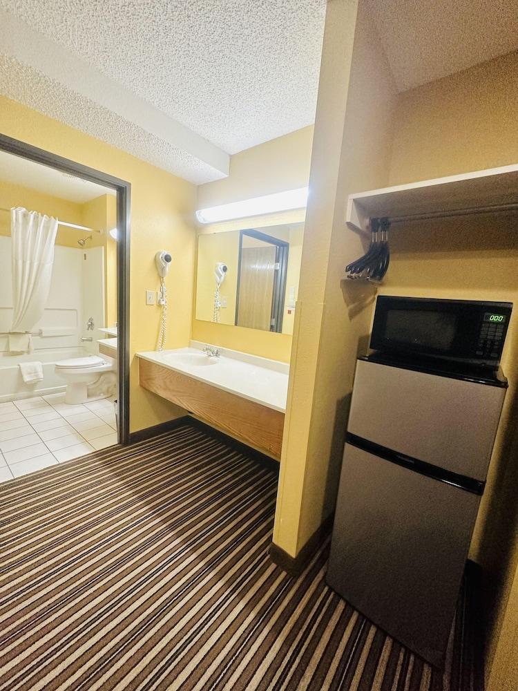 Super 8 by Wyndham Warrenton photo 22