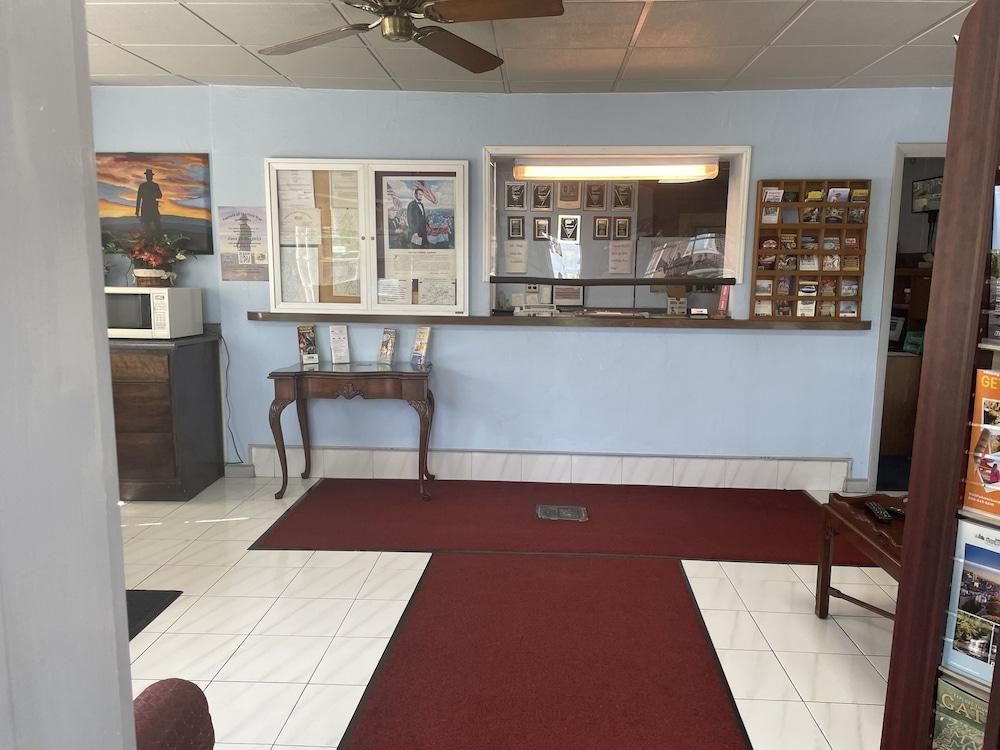 Budget Host Three Crowns Motor Lodge photo 3