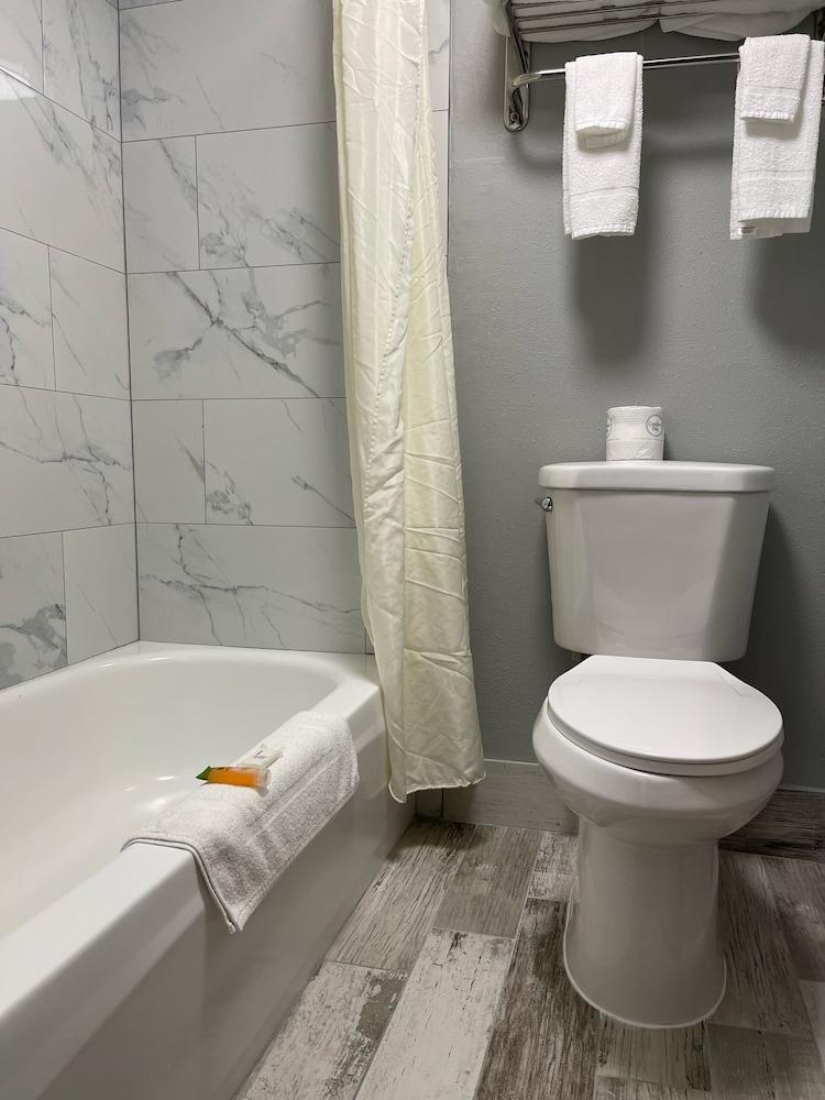 AmericInn by Wyndham Ladysmith photo 13