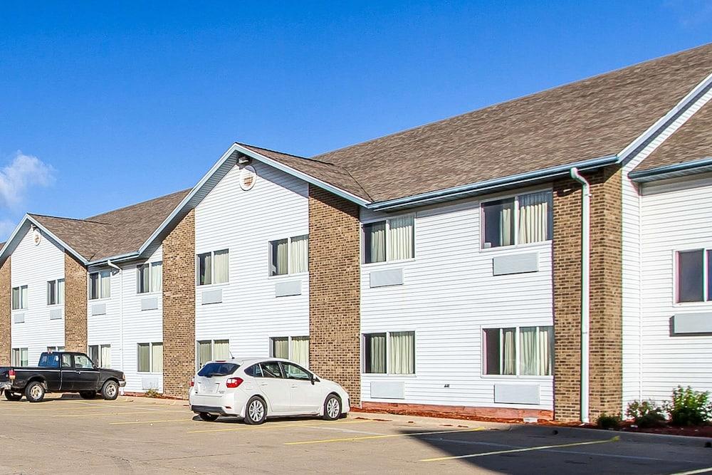 Econo Lodge Inn & Suites Pekin - Peoria Area photo 59