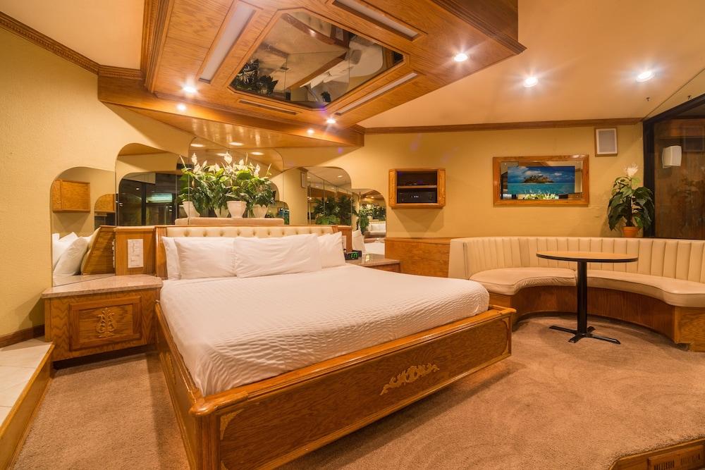 Sybaris Pool Suites Mequon photo 34