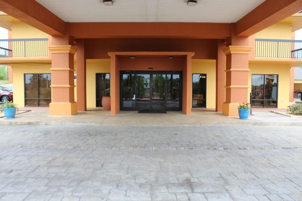 HomeTown Inn & Suites photo 27