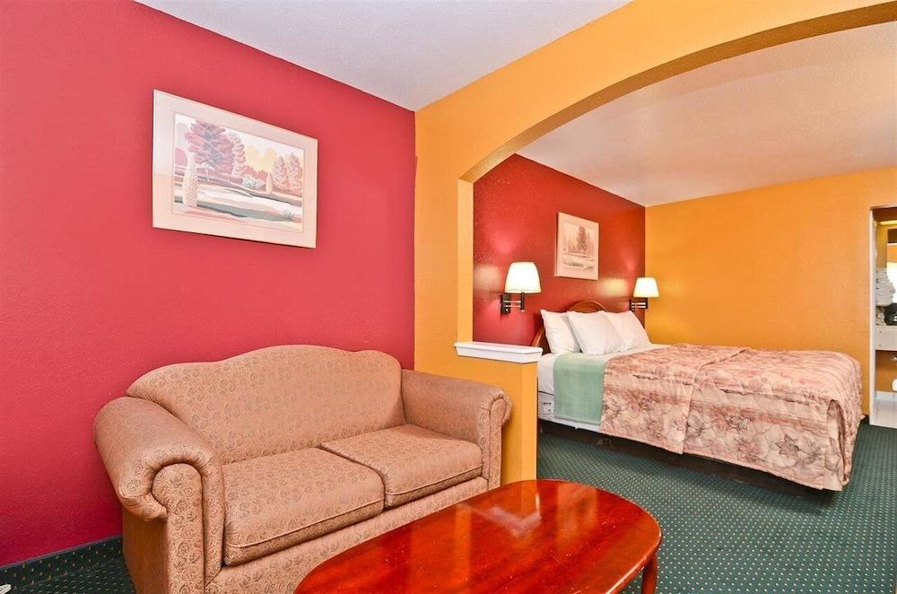Pine Point Inn & Suites photo 7