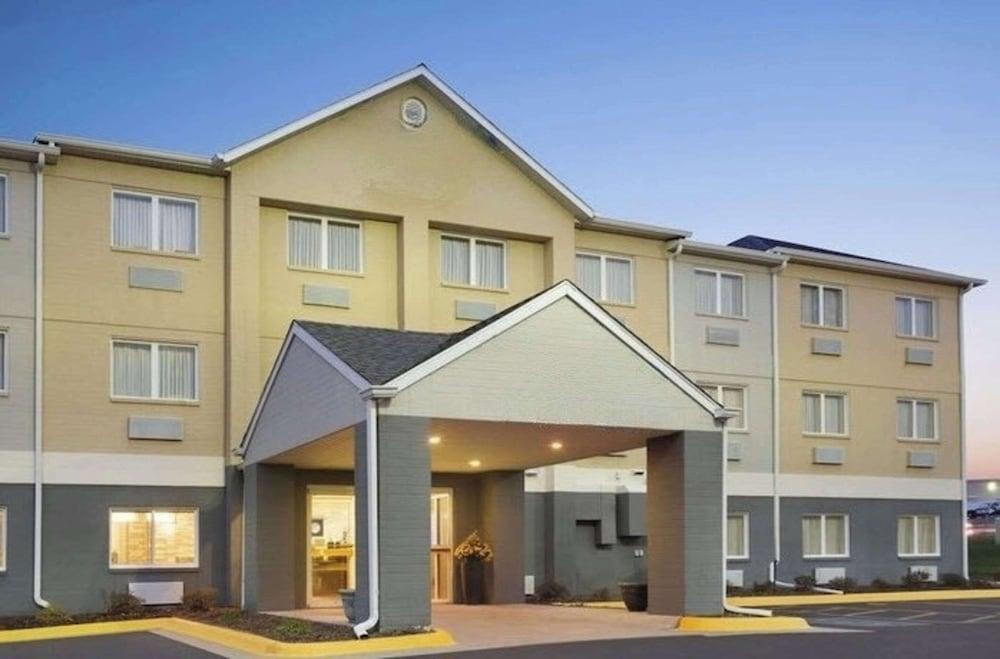 Dubuque Inn & Suites photo 19
