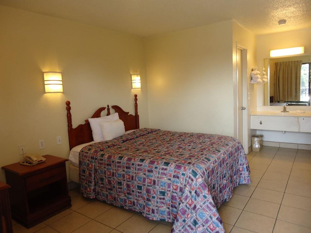 Super 6 Inn & Suites photo 17