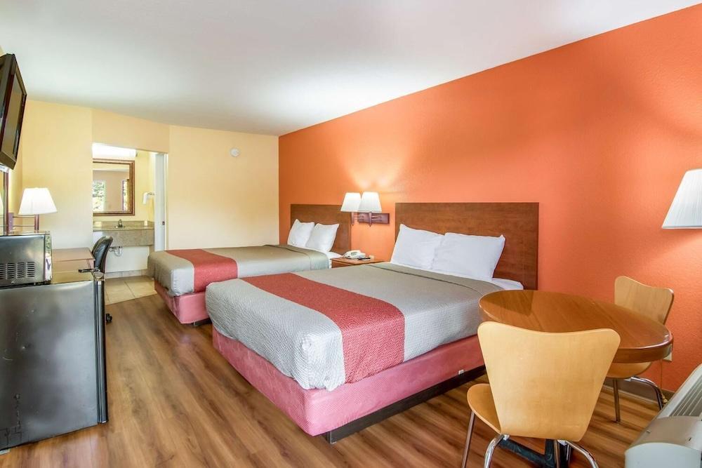 Rodeway Inn & Suites photo 10