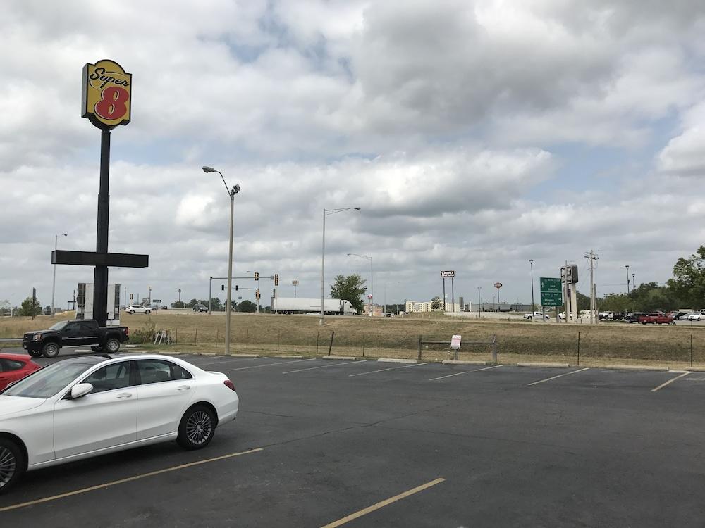 Super 8 by Wyndham Mt. Vernon IL photo 9