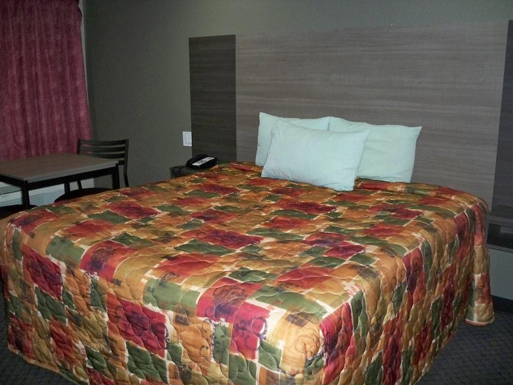 Scottish Inn & Suites photo 17