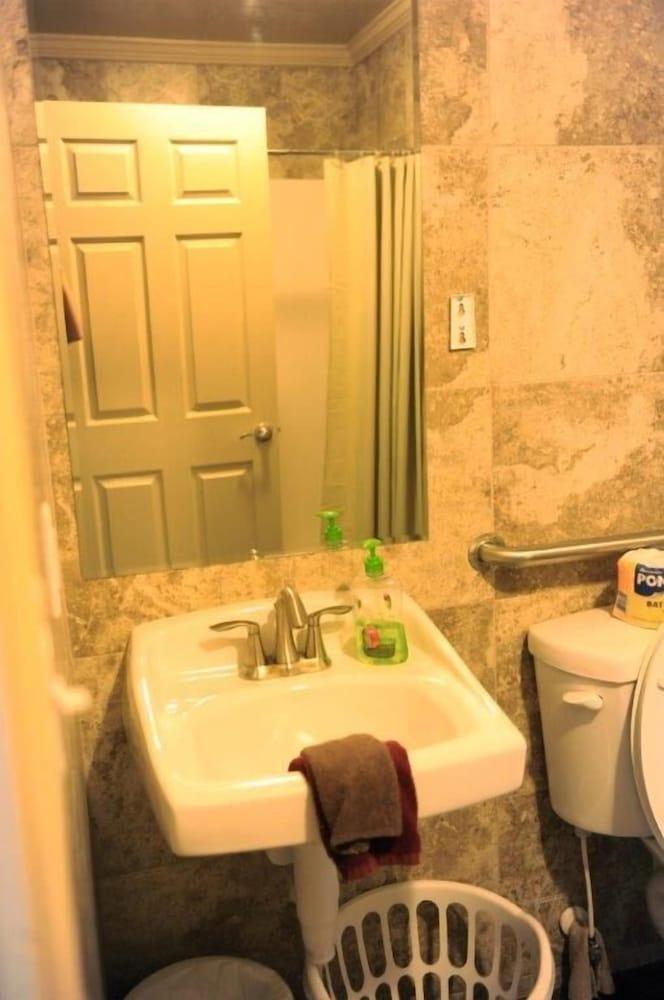 Camelot Inn at Honeyville photo 18