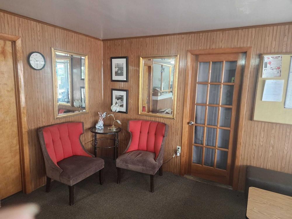 First Inn By OYO Quinter Hwy 70 photo 11