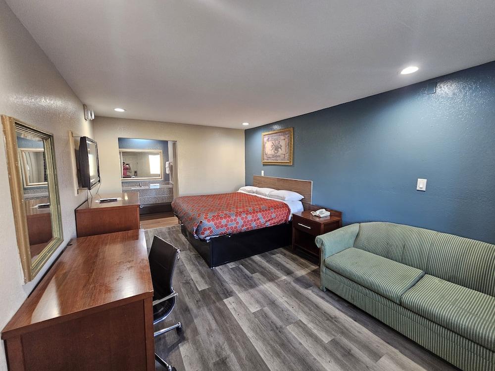 Deluxe Inn photo 9