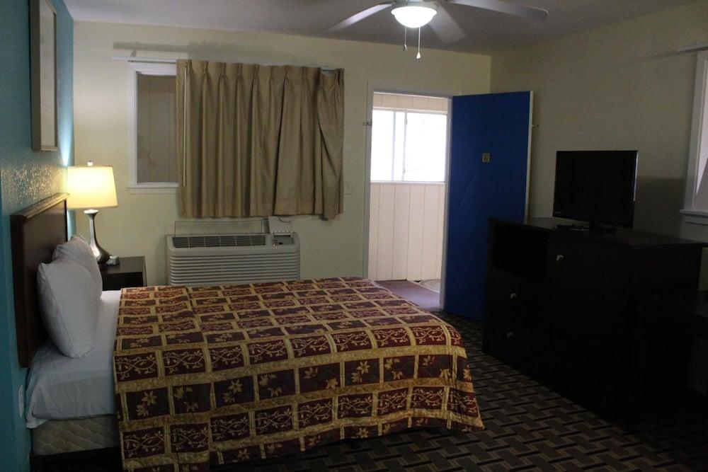 American Inn and Suites photo 38