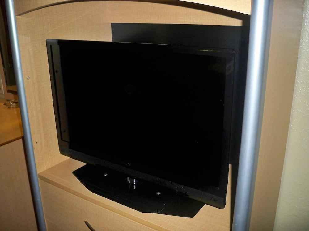 Scottish Inn & Suites photo 44