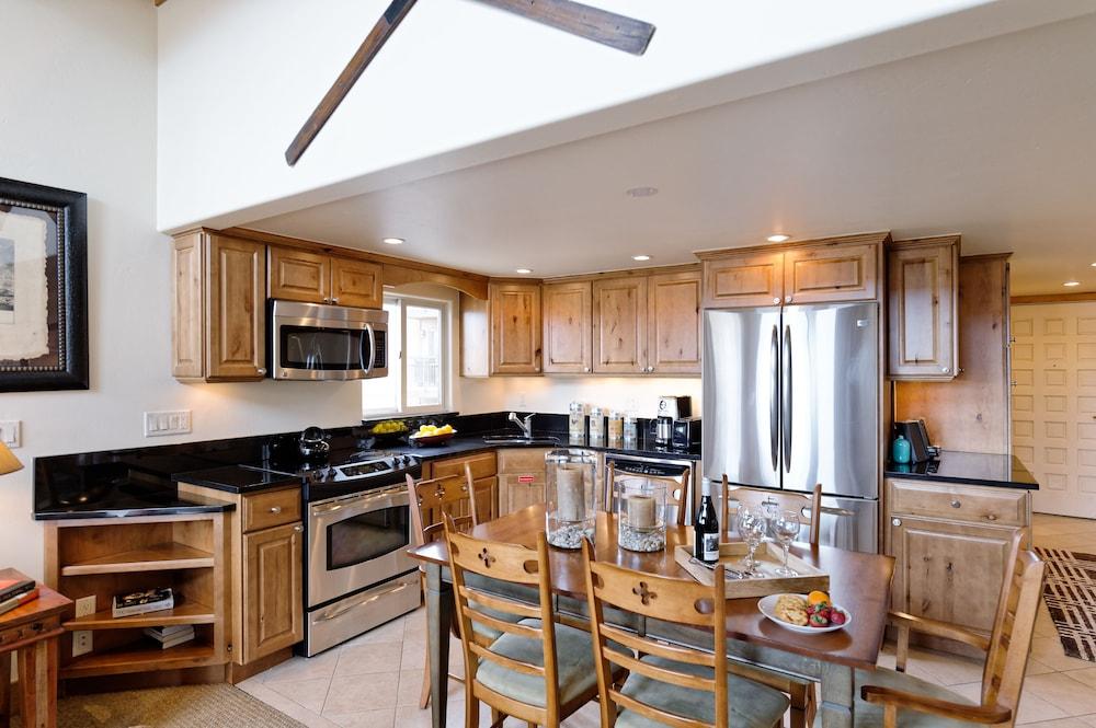 The Crestwood Condominiums photo 29