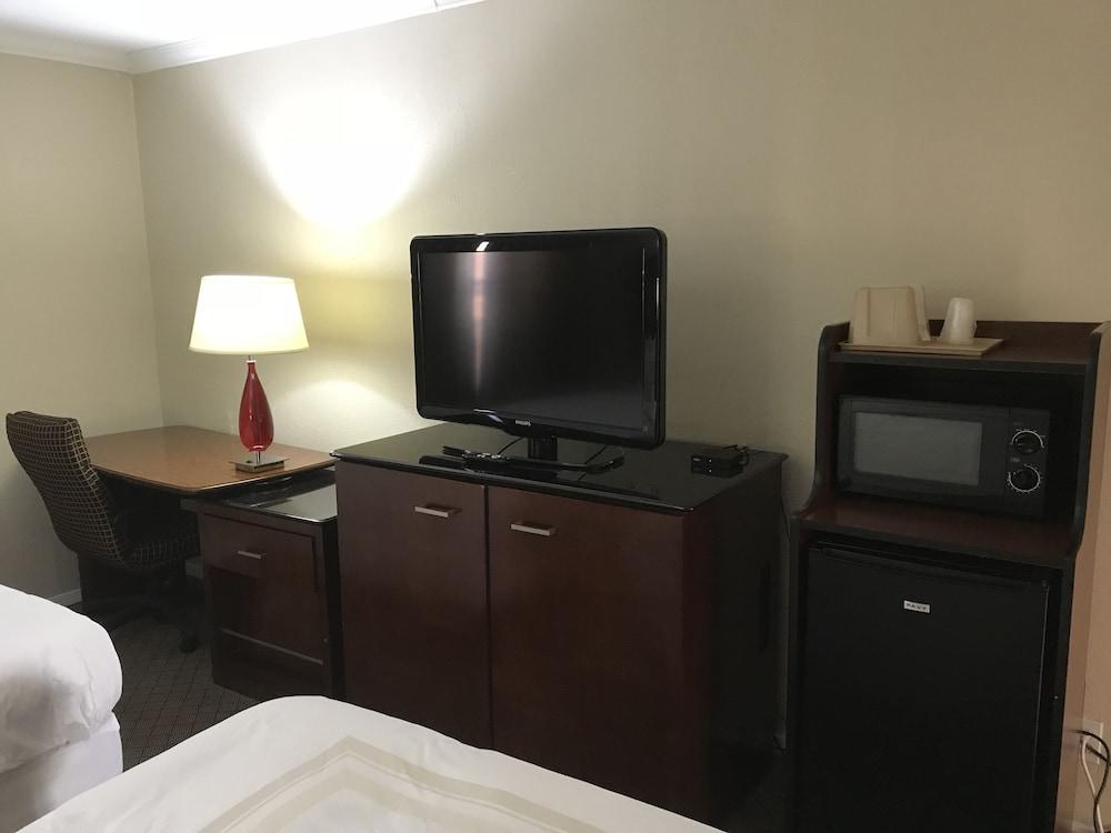 Hometown Inn & Suites photo 24