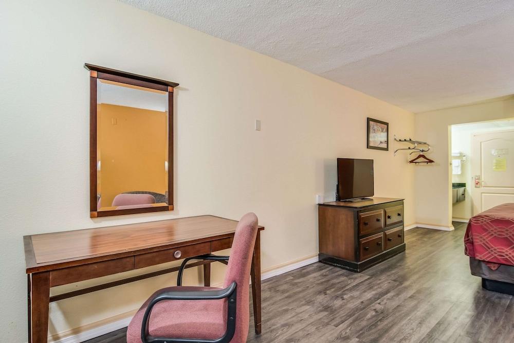 Econo Lodge At Six Flags photo 5