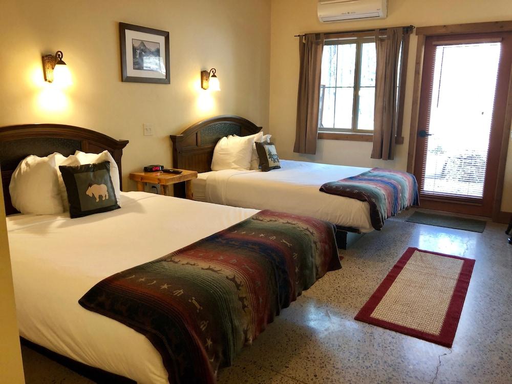 Glacier Guides Lodge photo 7