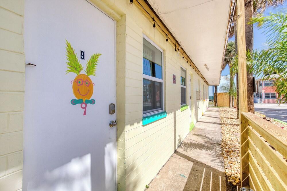 Pineapple Shores Retro Inn photo 33