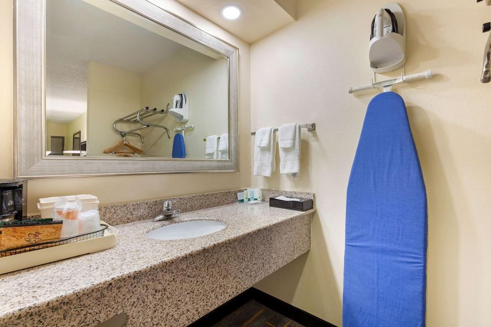 Quality Inn Cleveland North photo 26