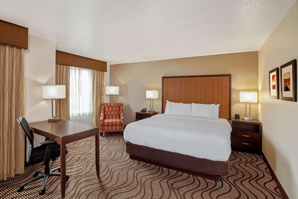 La Quinta Inn & Suites by Wyndham Las Vegas Red Rock photo 4