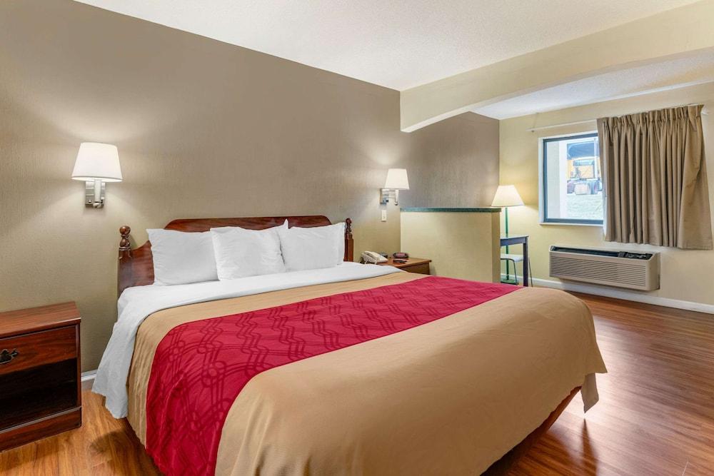 Econo Lodge Inn & Suites Southeast photo 19