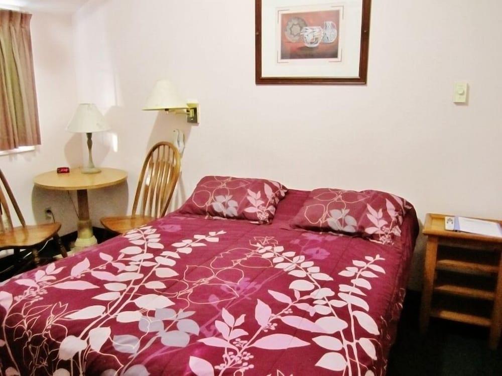Going-To-The-Sun Inn & Suites photo 22