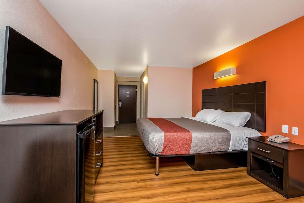 Motel 6 Peoria, IL photo 23