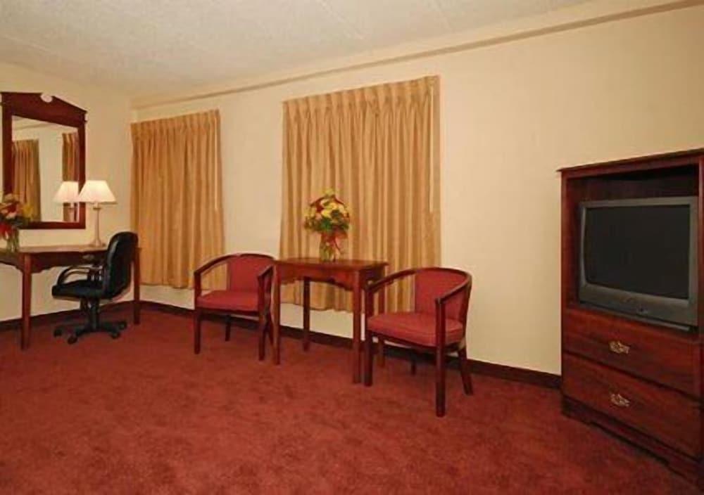 Rodeway Inn photo 37