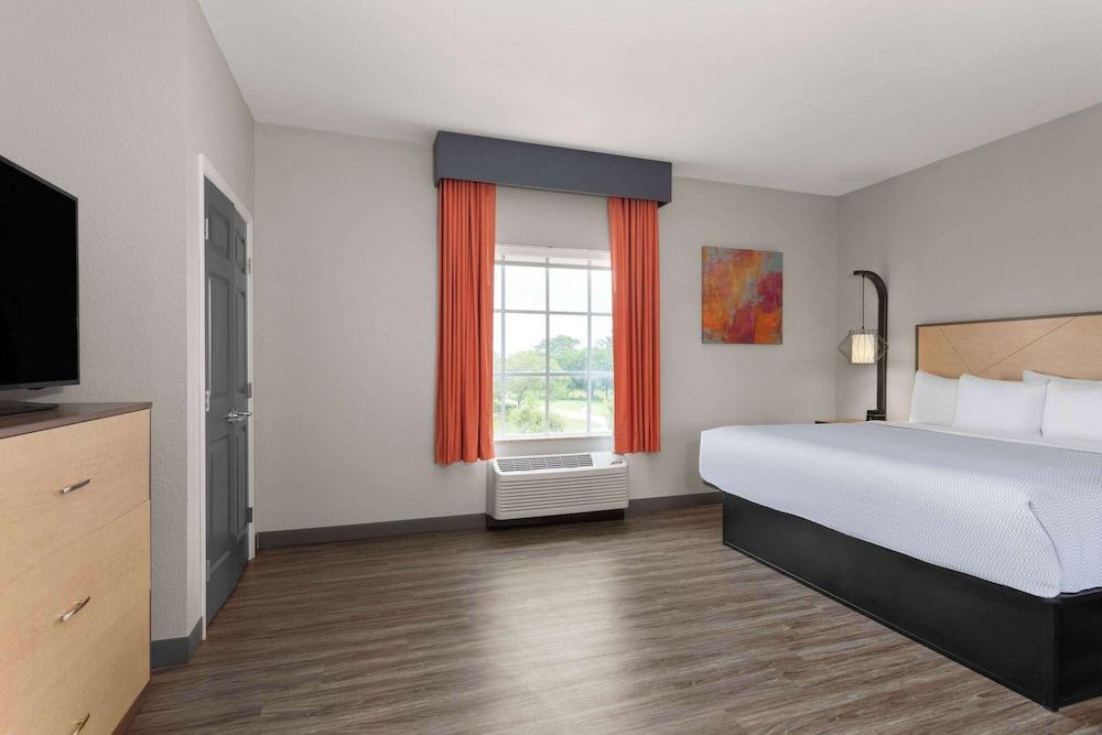 La Quinta Inn & Suites by Wyndham Ft. Pierce photo 10