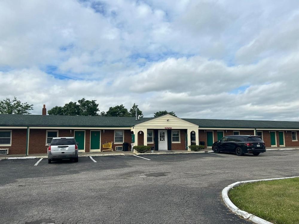 Hillcrest Motel By OYO Aurora IN Near Lawrenceburg photo 1