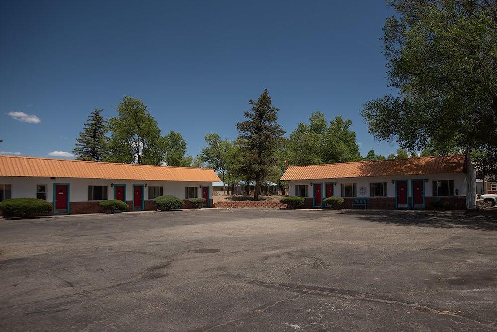 Circle R Motel photo 52