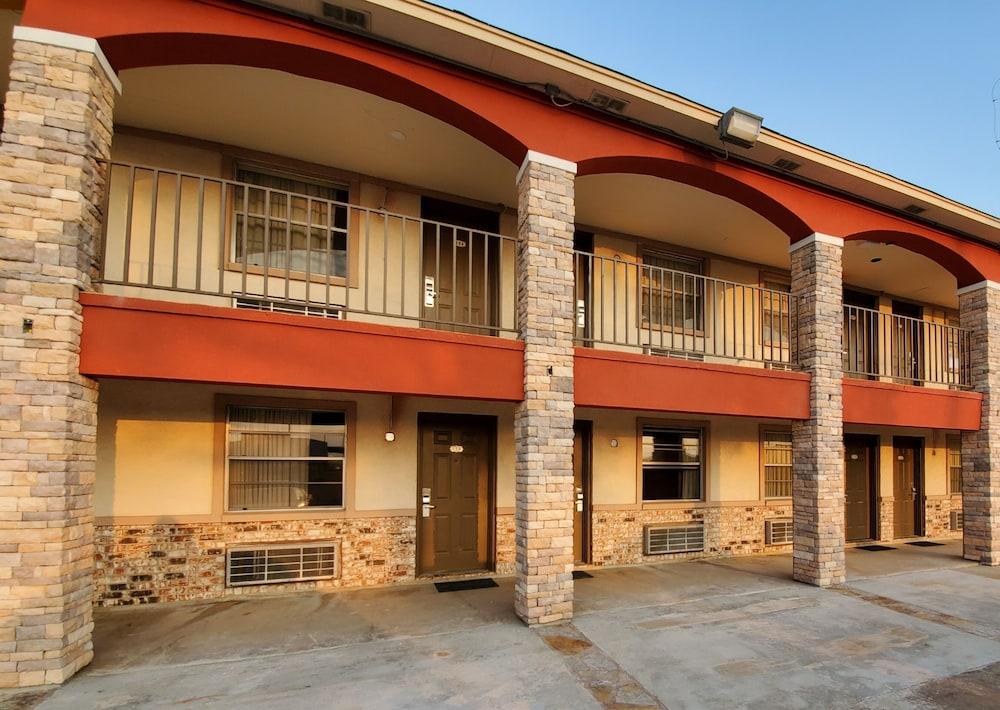 Econo Lodge Inn & Suites Sealy — hotel in Sealy