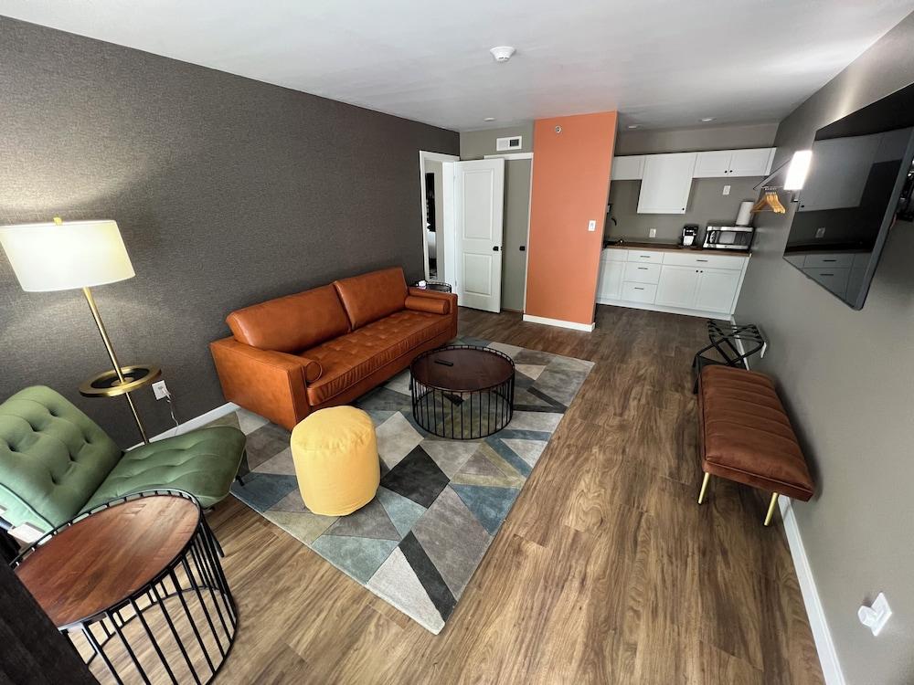 Lighthouse Inn & Suites photo 21