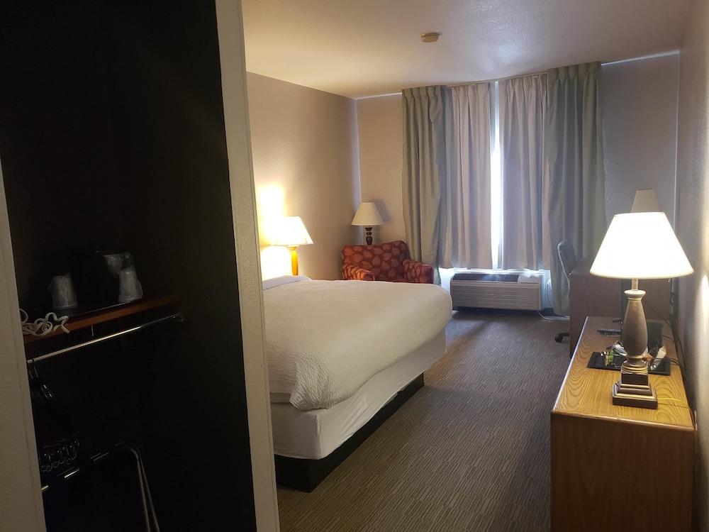 Country Inn & Suites by Radisson, Fairview Heights, IL photo 23