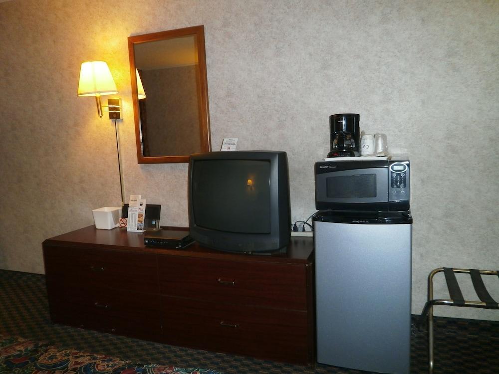 Richmond Inn & Suites photo 13