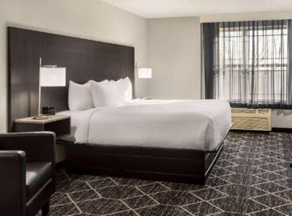 La Quinta Inn & Suites by Wyndham Lake George photo 35