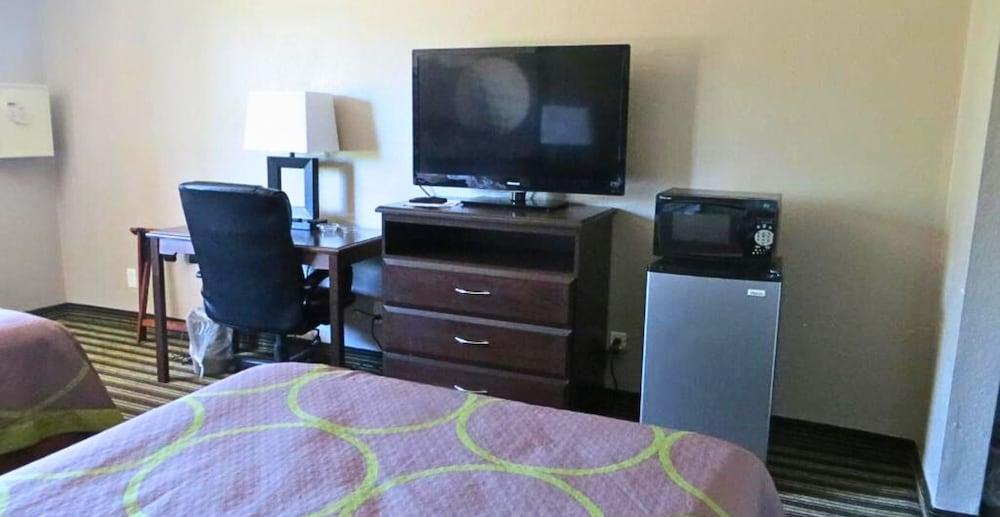 Super 8 by Wyndham Fort Myers photo 2
