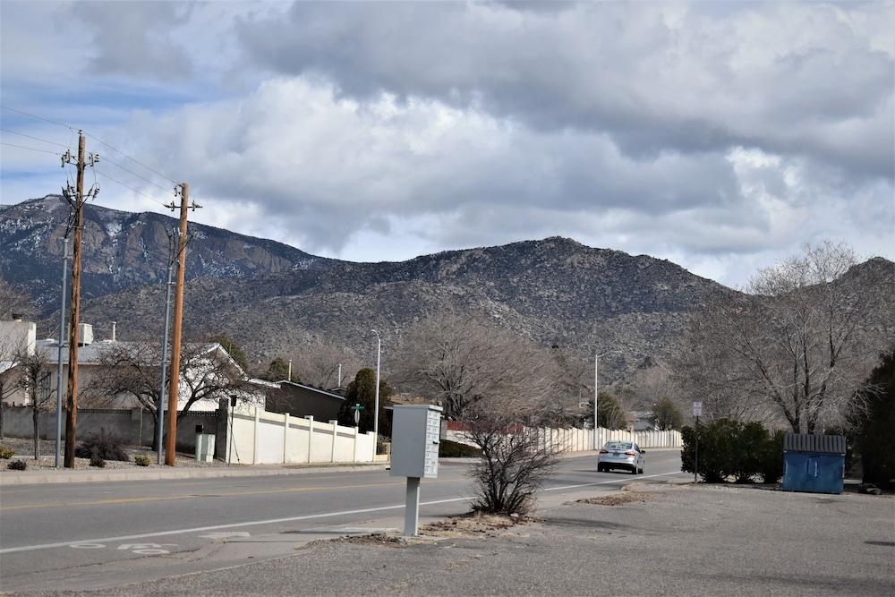 Travelodge by Wyndham Albuquerque East photo 8