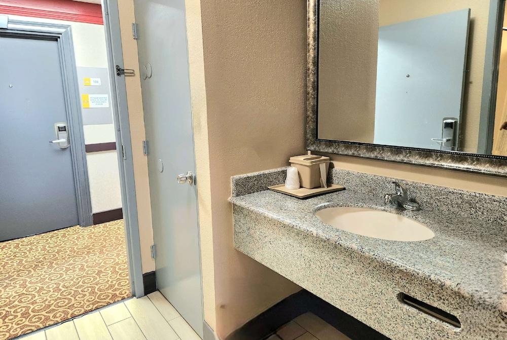 Days Inn by Wyndham Rosenberg photo 17