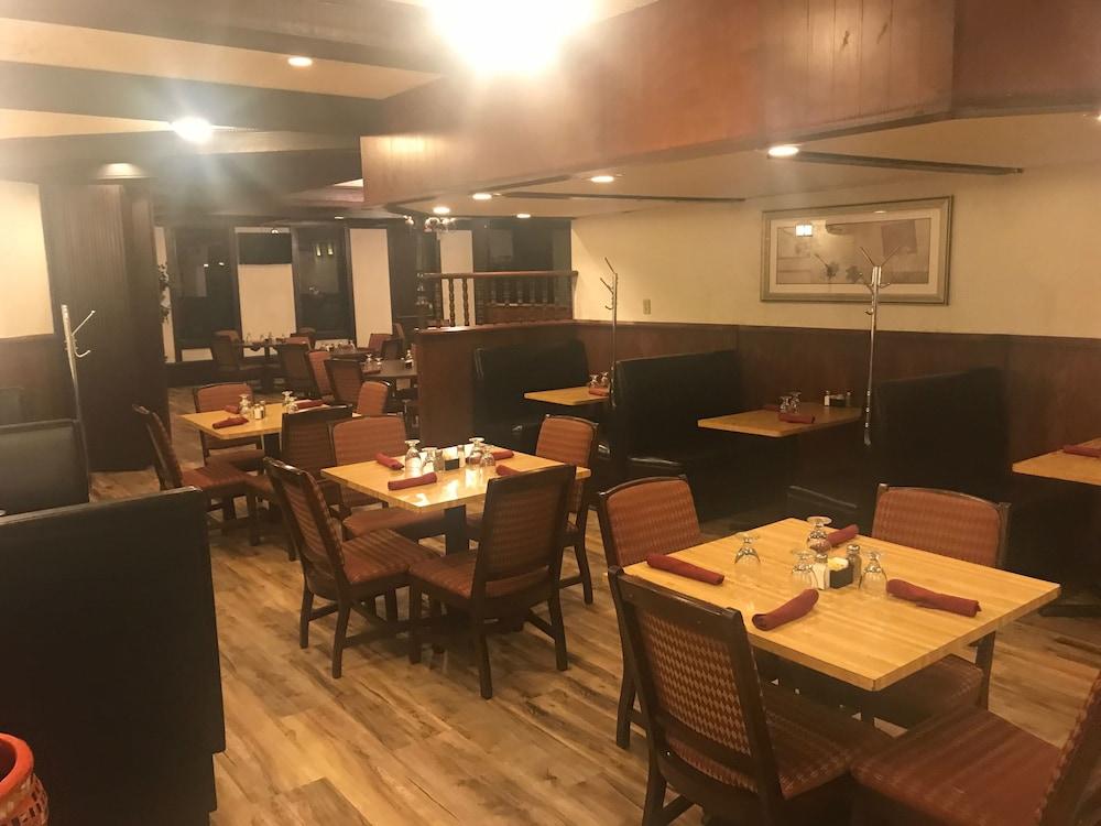 Ramada by Wyndham Albert Lea photo 86
