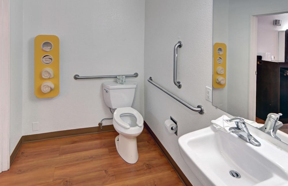 Motel 6 Denton, TX - UNT photo 33