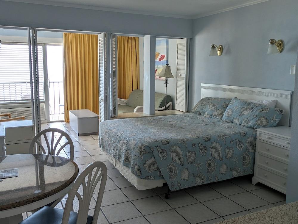 Traders Inn Beach Club photo 35