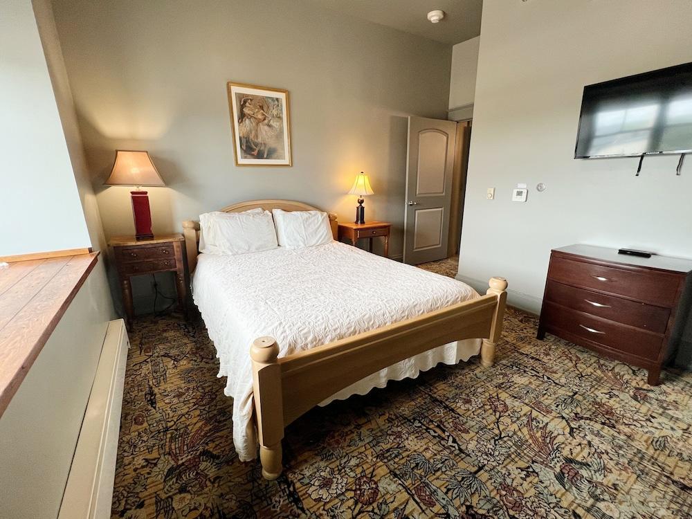 The Black Hawk Hotel photo 3