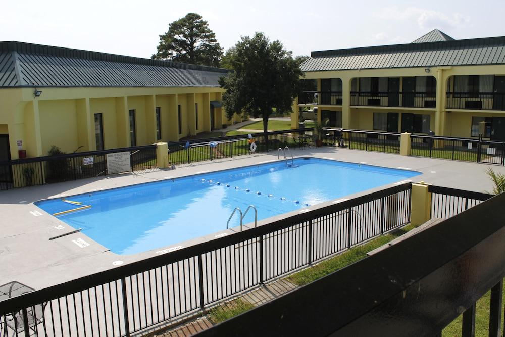 Red Carpet Inn & Suites photo 16