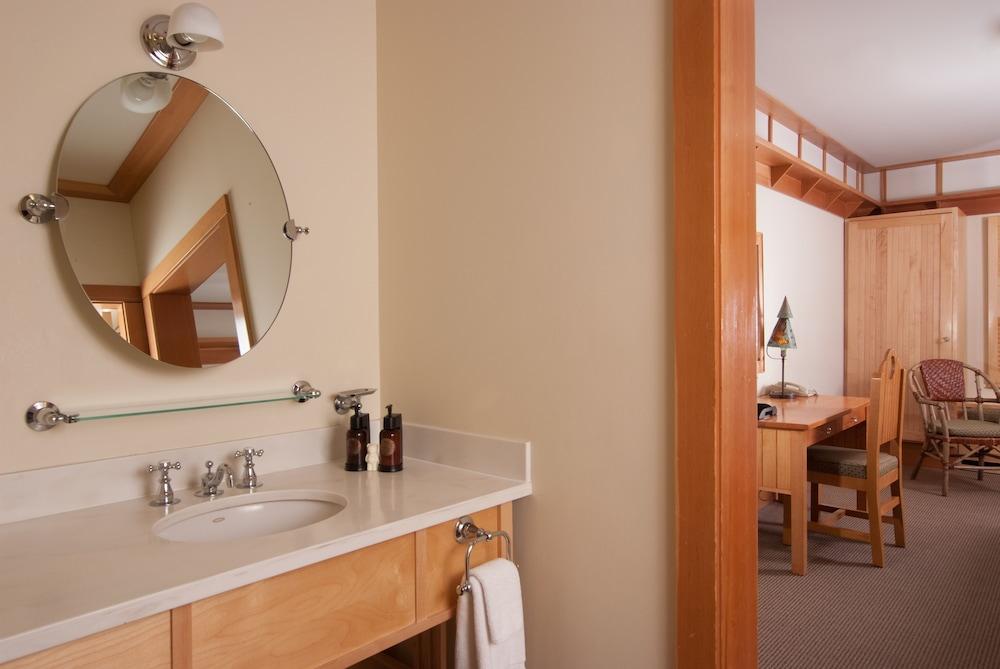 Old Faithful Snow Lodge & Cabins - Inside the Park photo 6