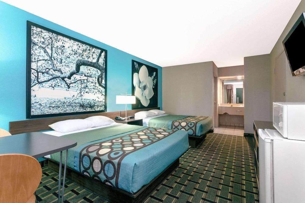Super 8 by Wyndham Brunswick South/I-95 photo 2